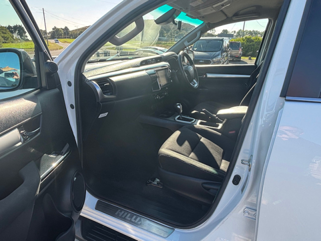 Llyn Car Sales - Hilux Invincible 4WD D-4D DCB - CALL 07504 105 633