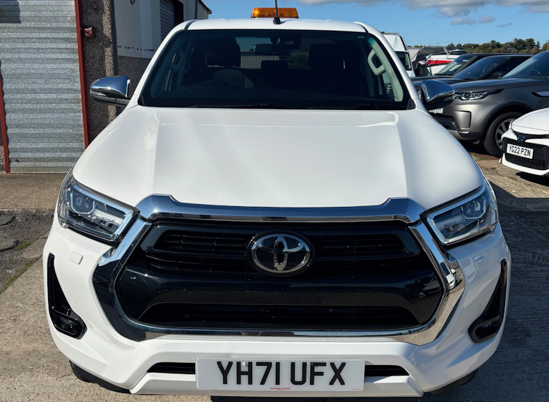 Llyn Car Sales - Hilux Invincible 4WD D-4D DCB - CALL 07504 105 633